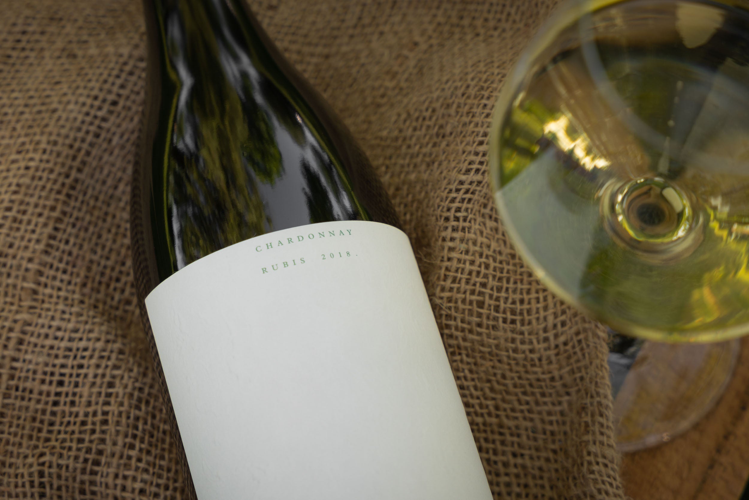 Rubis chardonnay verkrijgbaar bij Drinkz met glas erbij