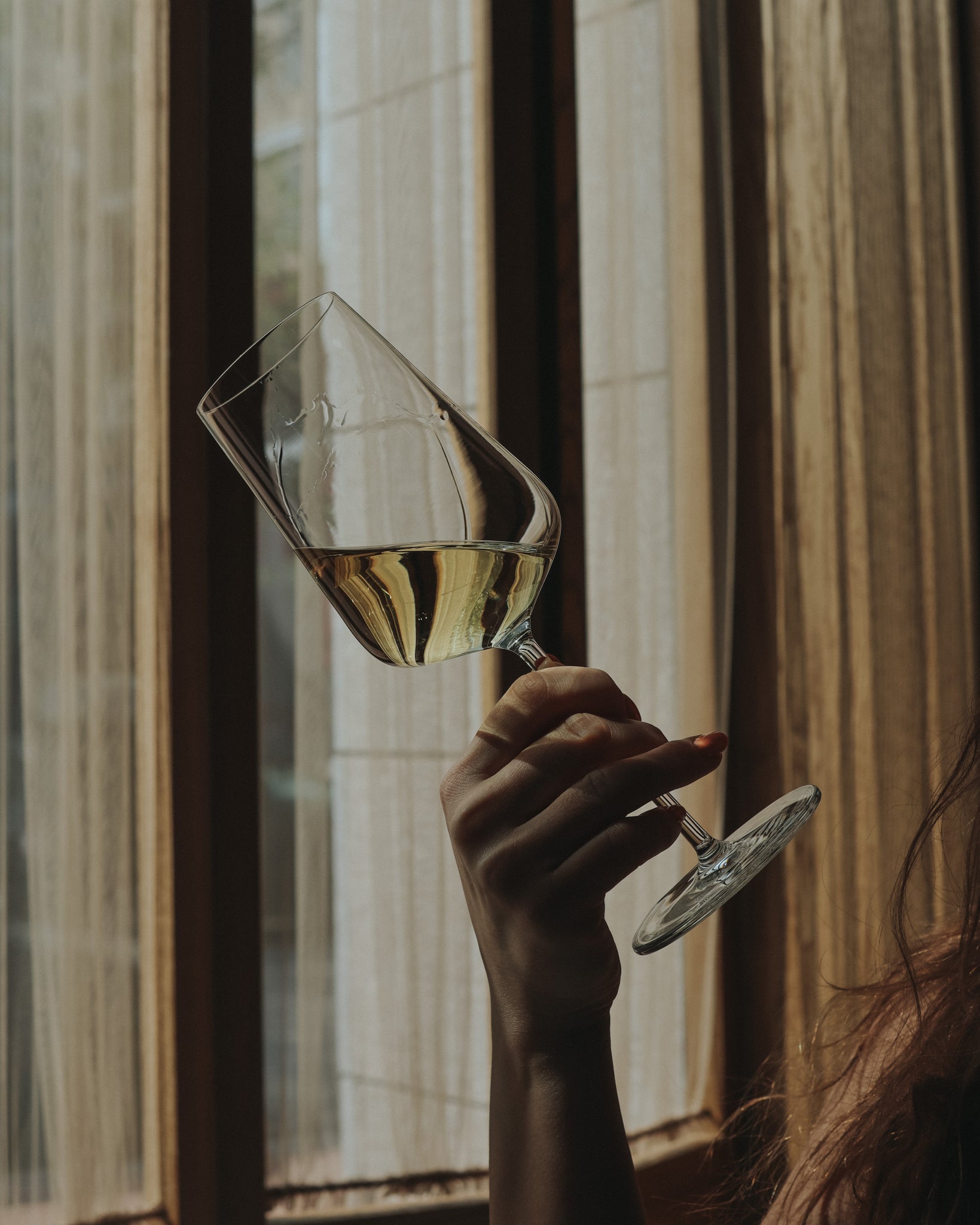 Viognier wijn bij drinkz in hand met glaswerk