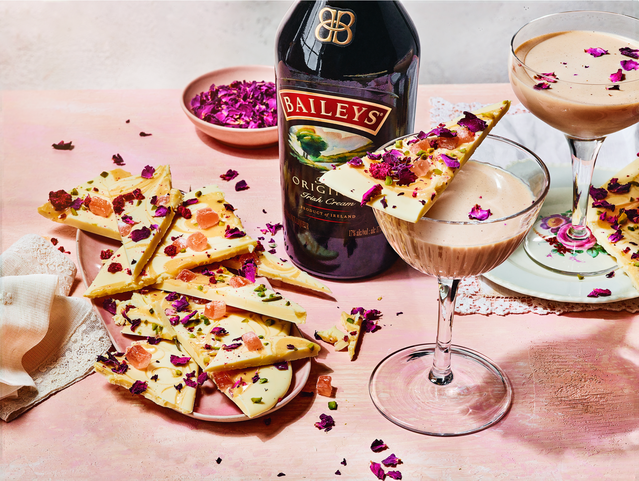 A_ROSY_GLOW_BOTTLE_-_BAILEYS_TREAT_REPORT_2023_groot.png