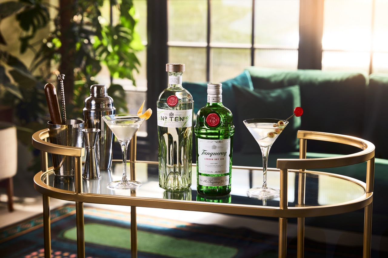 F25_Tanqueray_LDG_CoN_S2_Bar_Cart_01_Martinis_groot.jpg