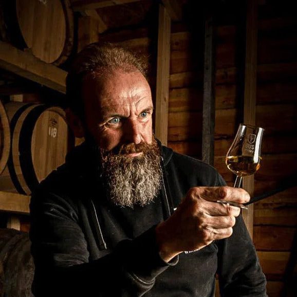 Marcel-met-glas-ls_png.webp